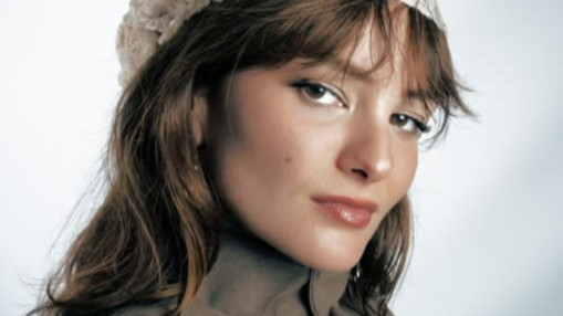 Arøne au Sucre : la nouvelle voix électro-pop qui transforme la mélancolie en énergie Arøne au Sucre : la nouvelle voix électro-pop qui transforme la mélancolie en énergie