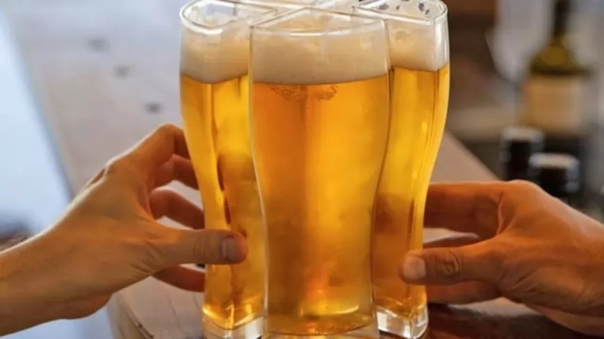 Voici le verre permettant de transporter quatre bières en même temps (photos)
