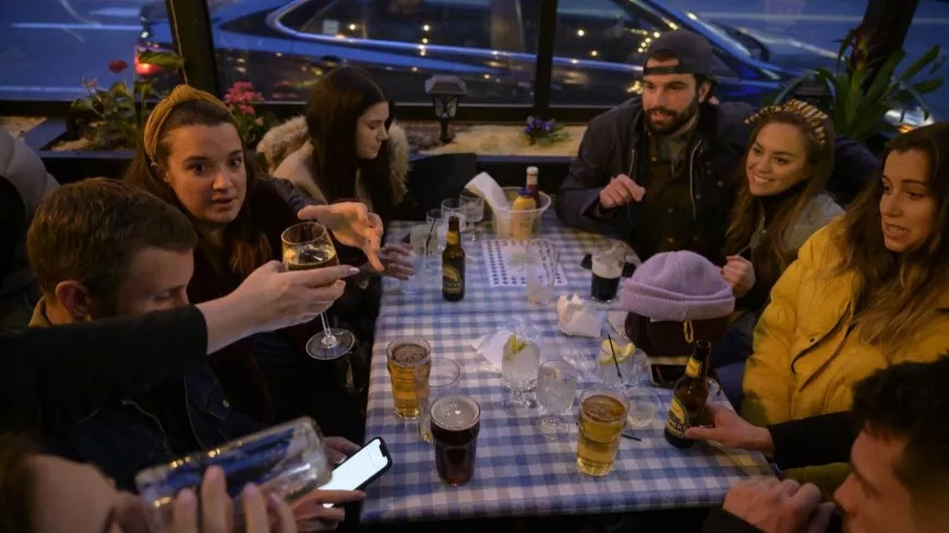 Retour en images  sur la réouverture des bars et restaurants à New-York