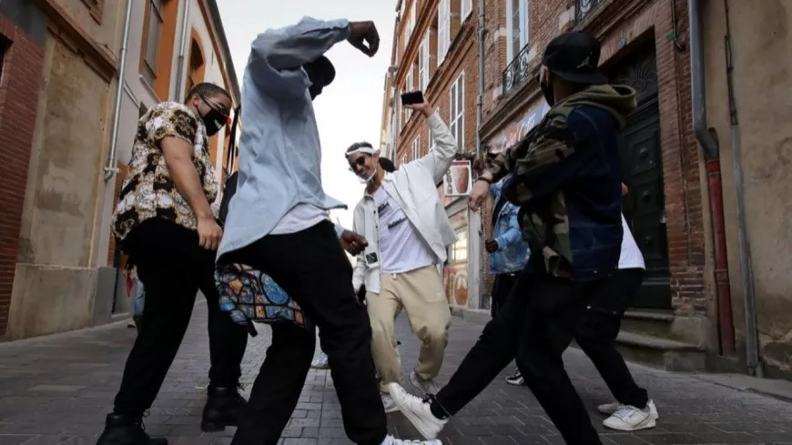 Discothèques fermées : un homme descend dans les rues faire danser les passants  (vidéo)