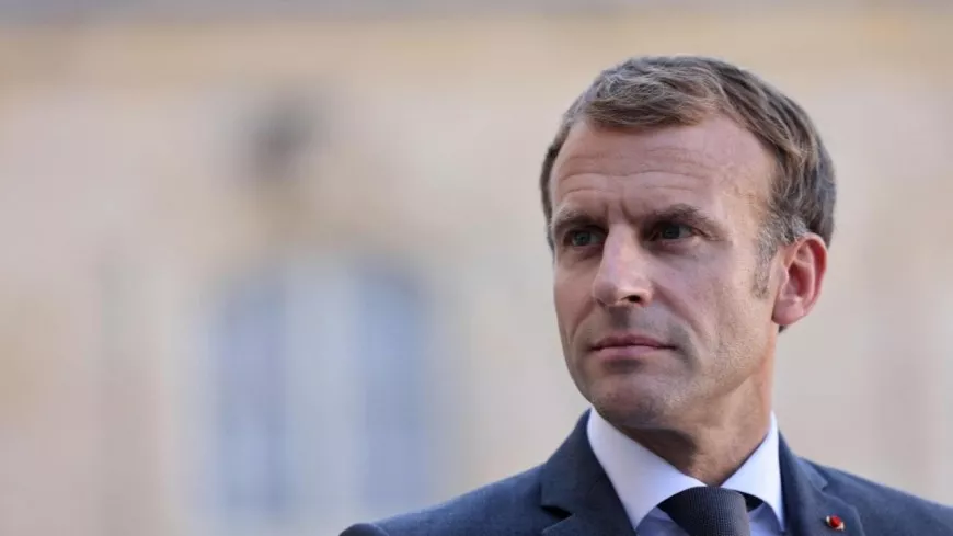 Un individu jette un oeuf sur Emmanuel Macron lors de sa visite à Lyon !