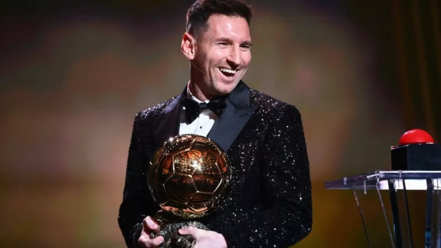 Lionel Messi reçoit le Ballon d'or pour la septième fois !