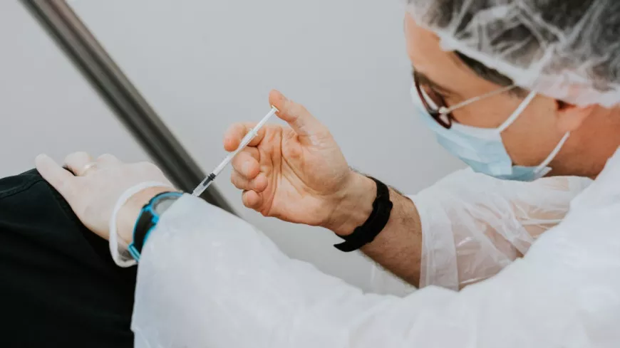 Pour obtenir son pass sanitaire, un homme tente de se faire vacciner sur un bras en silicone !