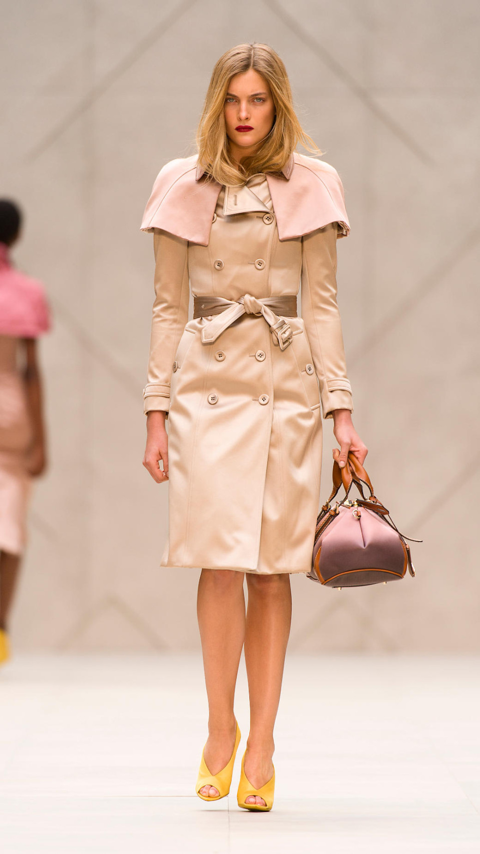 Le trench-coat, histoire d'un vêtement masculin devenu un "it" féminin Le trench-coat, histoire d'un vêtement masculin devenu un "it" féminin