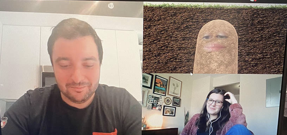 Confinement :  la boss d'une réunion en visioconférence reste coincée en filtre patate