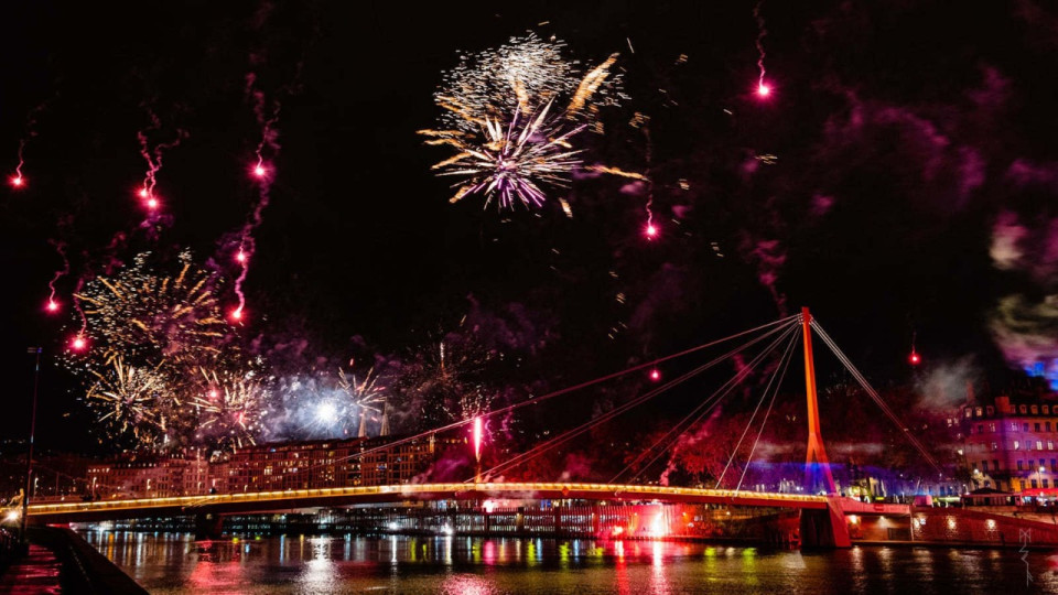 Qui est à l'origine du feu d'artifice "surprise" tiré pour la Fête des Lumières ?