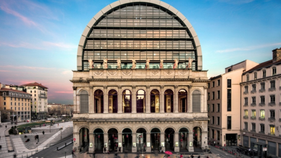 L'Opéra de Lyon occupé par des manifestants demandant la réouverture des lieux culturels