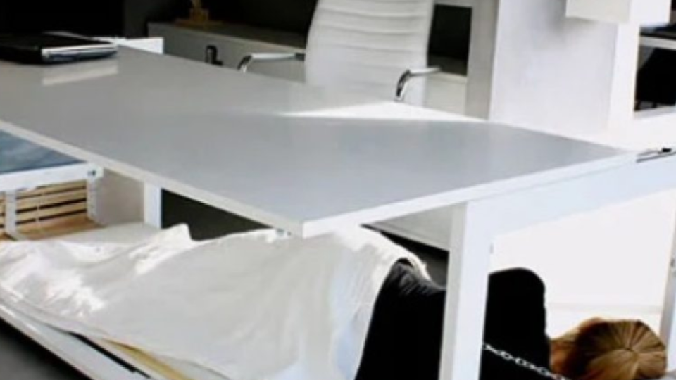 Ce bureau vous permet de faire des siestes au travail