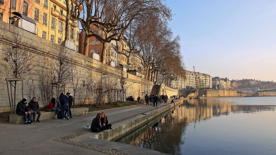 Malgré l'arrêté préfectoral en vigueur, un grand nombre de lyonnais ont été aperçus consommant de l'alcool sur les berges