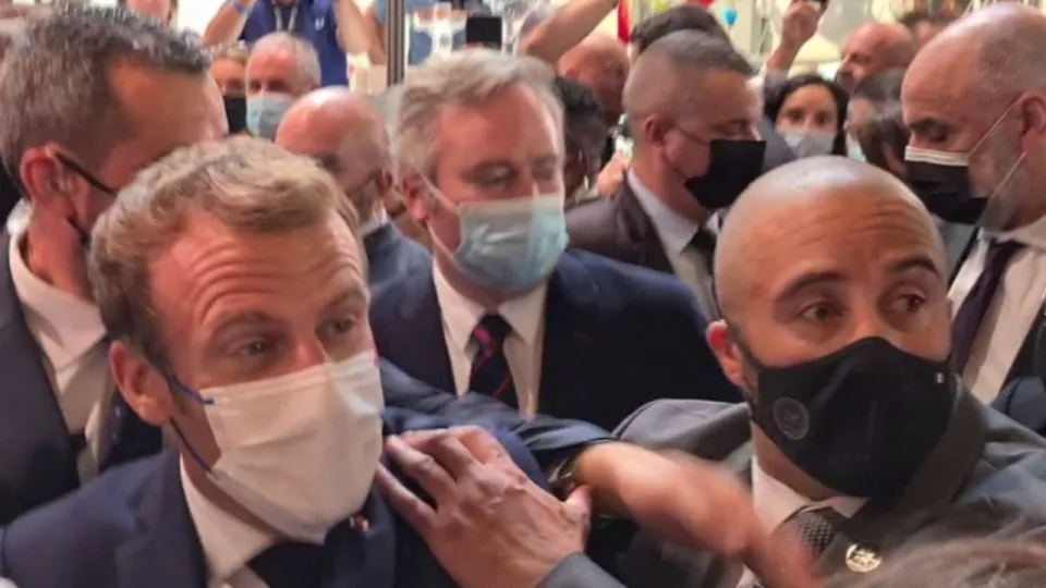 Jet d'oeuf sur Emmanuel Macron : L'homme a été placé en hôpital psychiatrique ! Jet d'oeuf sur Emmanuel Macron : L'homme a été placé en hôpital psychiatrique !