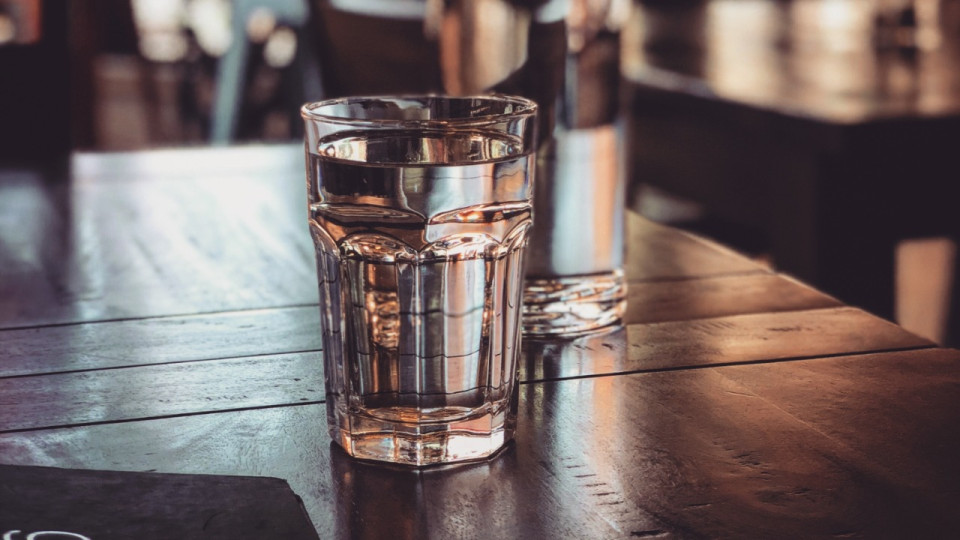 Peut-on exiger un verre d'eau de manière gratuite dans les bars et restaurants ? Peut-on exiger un verre d'eau de manière gratuite dans les bars et restaurants ?