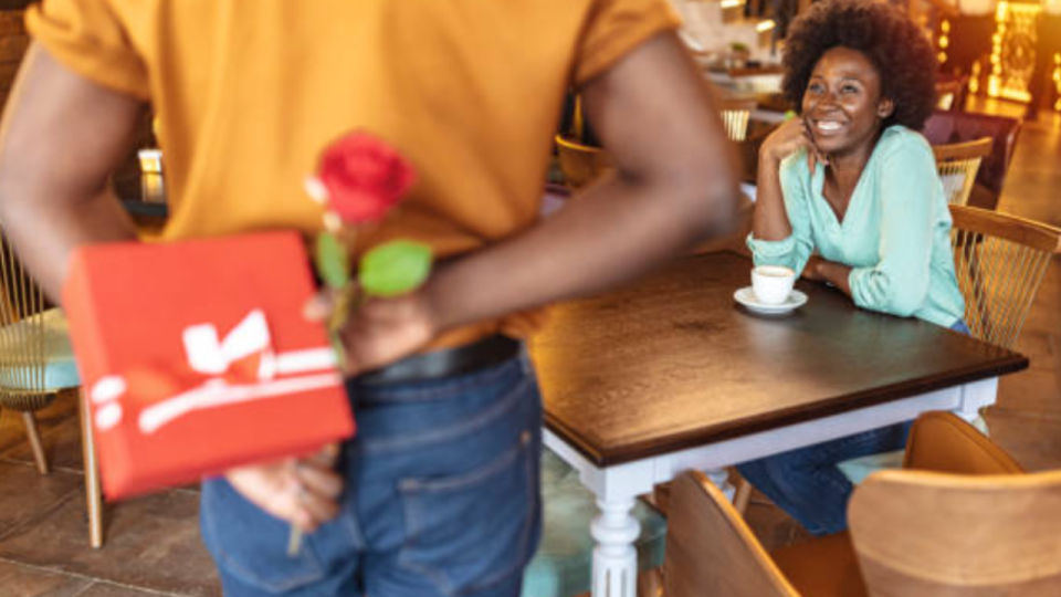 Pour la Saint-Valentin, les hommes gâteraient plus leur moitié que les femmes !