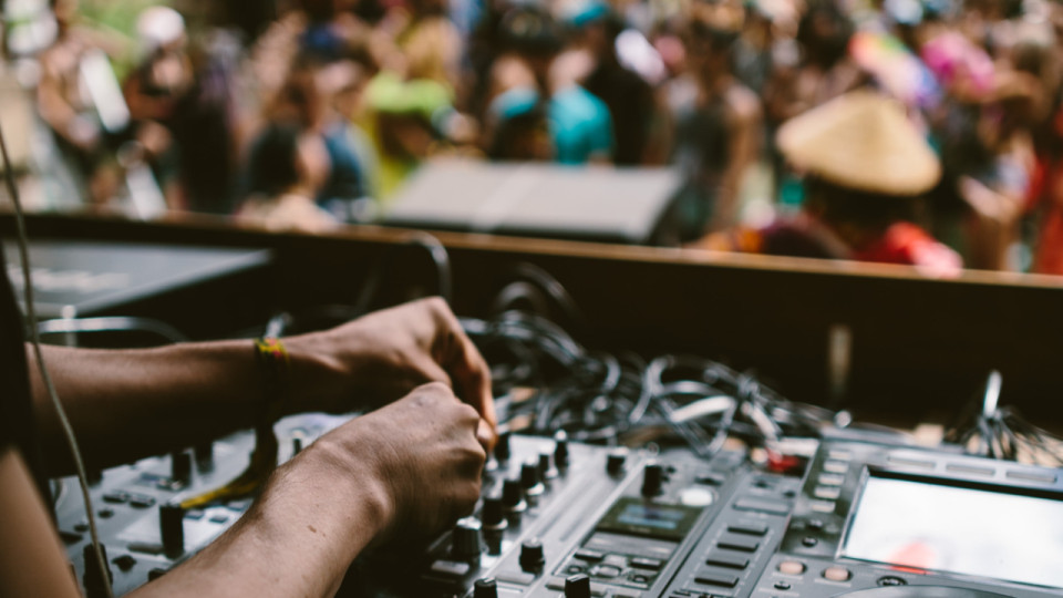 Open air Sunset Groove au jardin Villemanzy avec Hidden Garden Collective