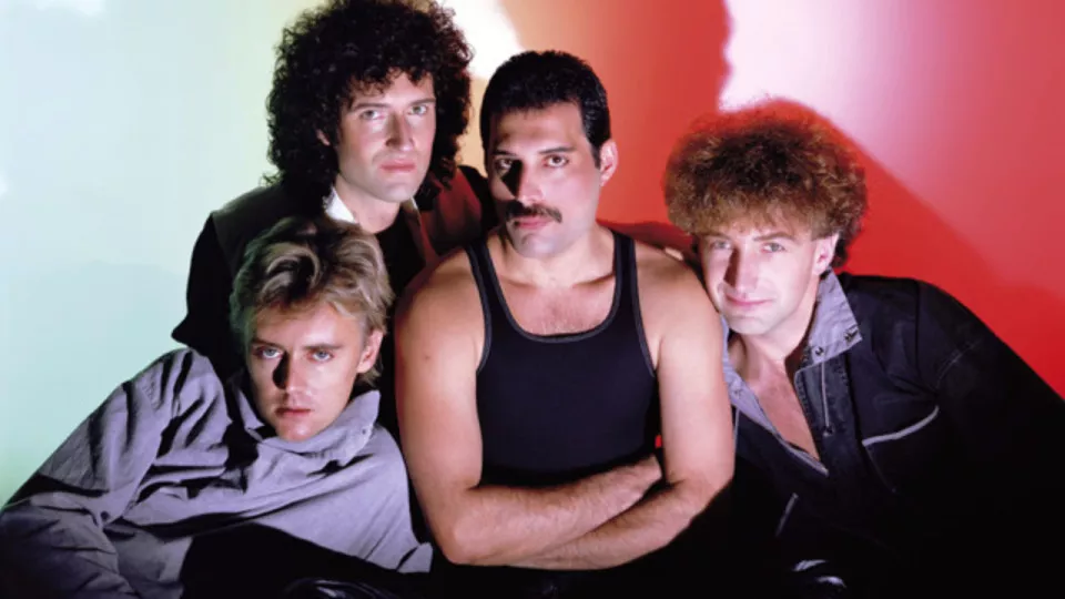 Un concert en hommage au groupe Queen dans un théâtre de Lyon