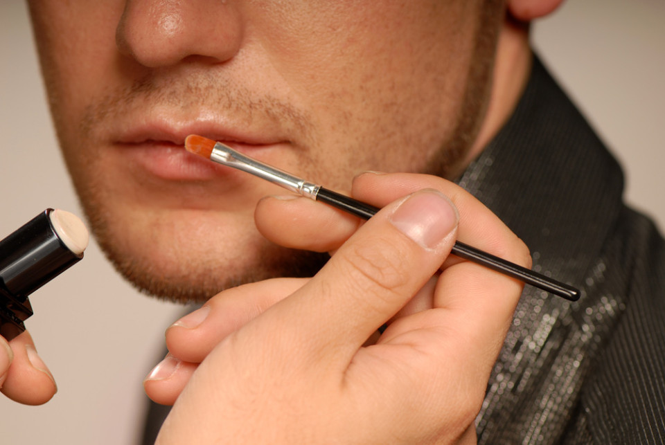 D&Eacute;FI MAQUILLAGE AVEC MICHELLE PHAN : LE SMOKY EYE R&Eacute;ALIS&Eacute; PAR DES HOMMES